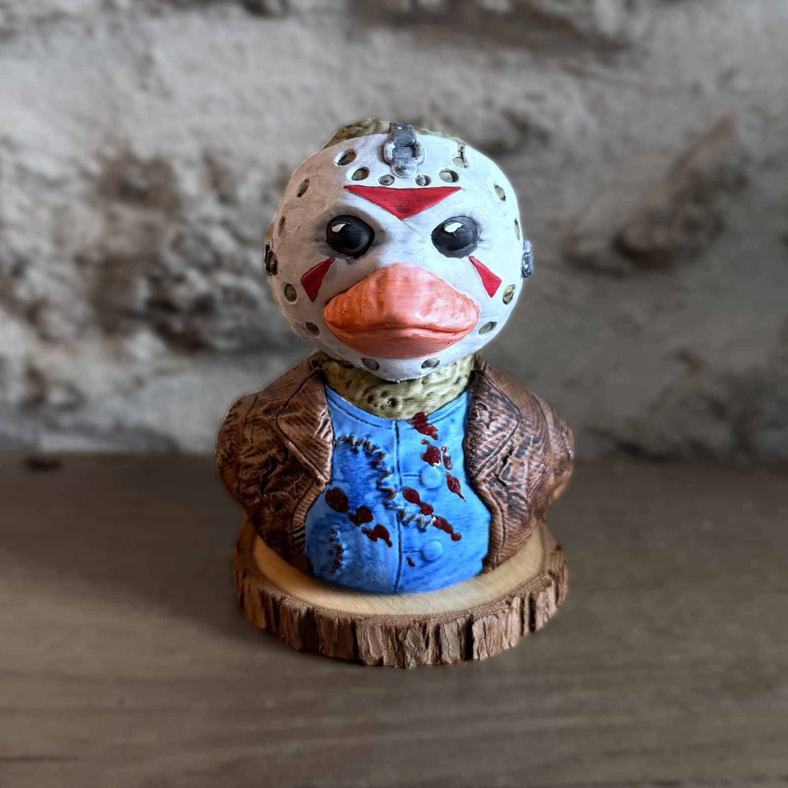 Le canard qui campe près du lac