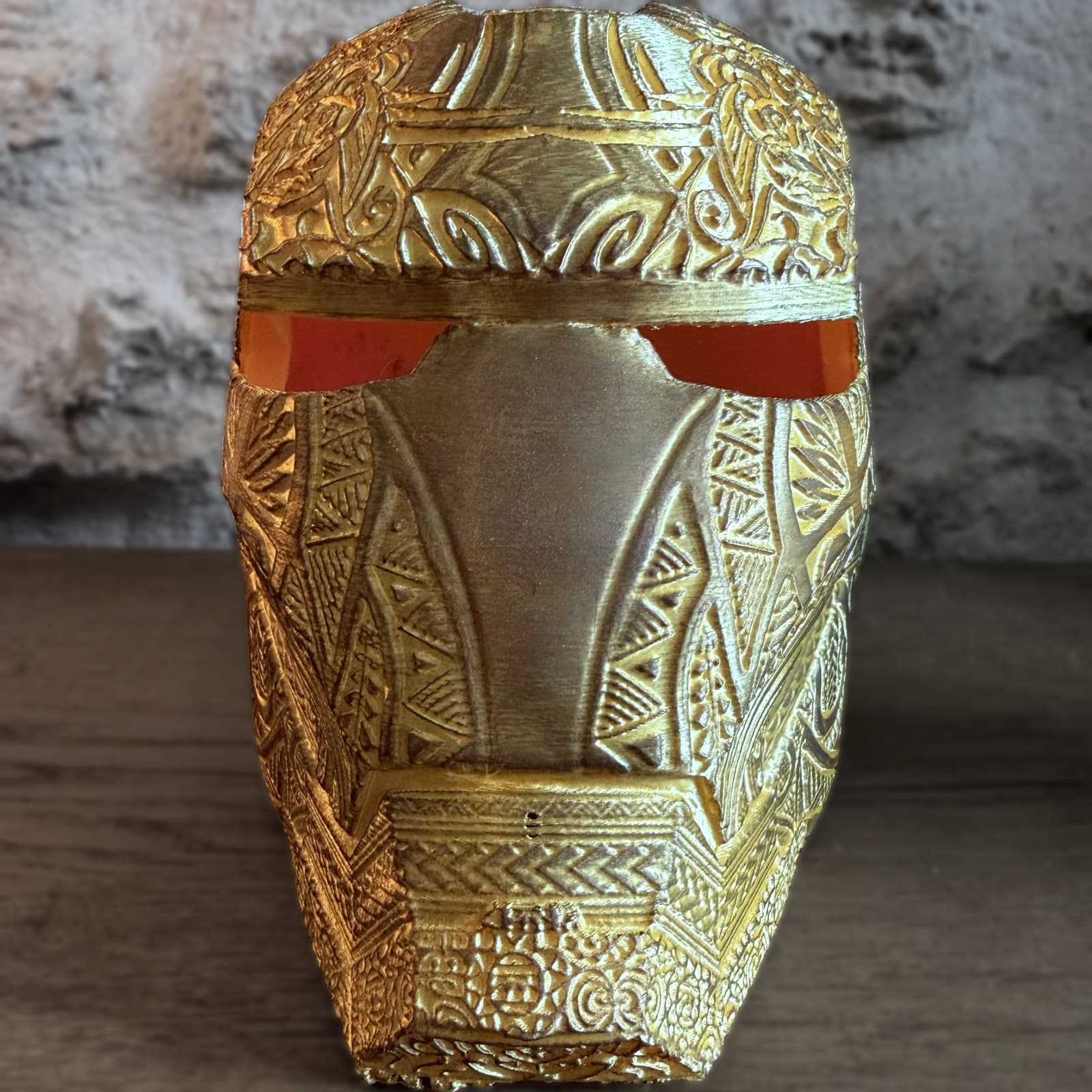 Le casque de l'homme en boîte de conserve
