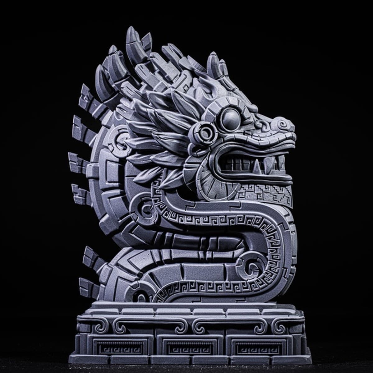 Le serpent à plumes qui garde l'escalier